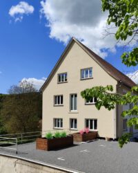 Das gepflegte Mehrfamilienhaus-Giebelansicht mit PKW Stellplätze