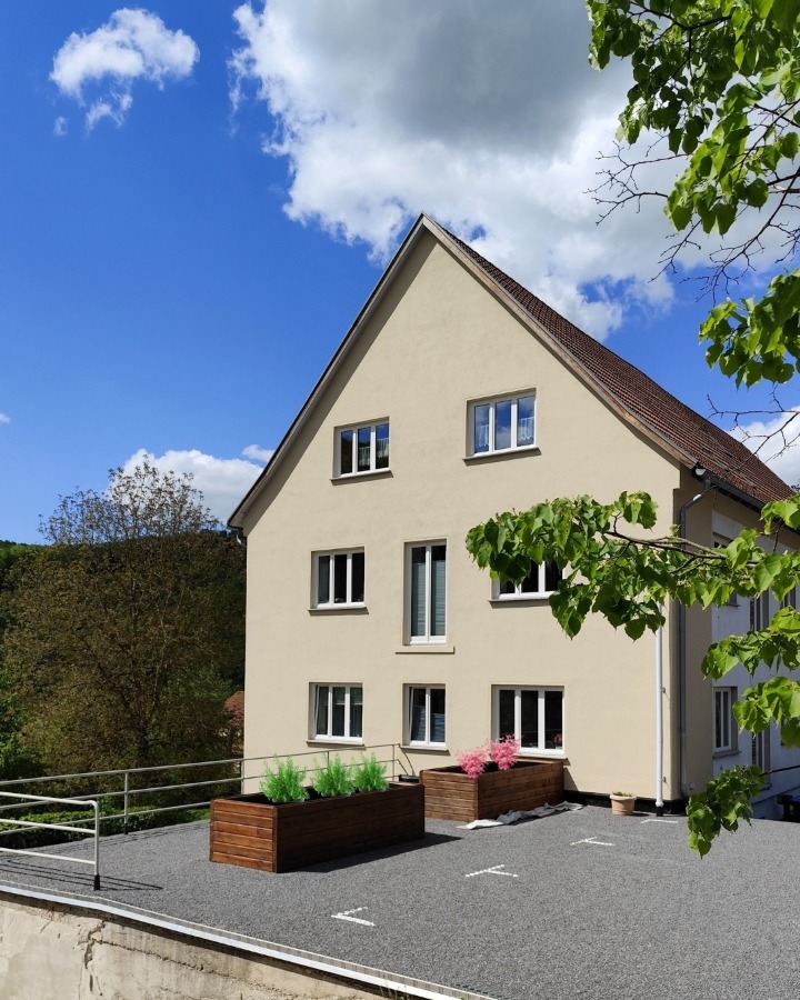 Das gepflegte Mehrfamilienhaus-Giebelansicht mit PKW Stellplätze