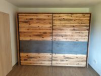 Bestand-Kleiderschrank im Schlafzimmer