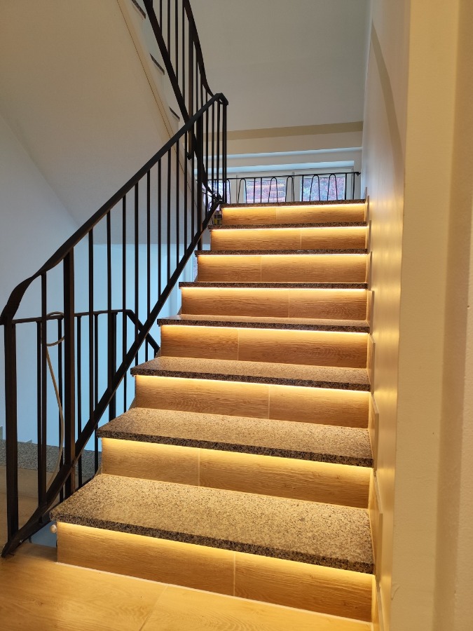 Treppenaufgang mit Teppenbeleuchtung