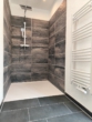 Die breite Dusche mit Extra Handtuchhalter - 1,5-Zimmer-Wohnung in Top-Lage – Naturparadies Stolberg im Harz