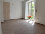 Das helle Wohnzimmer und Zugang zum Schlafzimmer - 1,5-Zimmer-Wohnung in Top-Lage – Naturparadies Stolberg im Harz