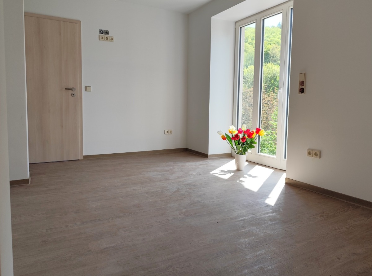 Das helle Wohnzimmer und Zugang zum Schlafzimmer