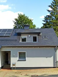 Hauseingang und das Küchenfester der Terrassenwohnung im Erdgeschoss