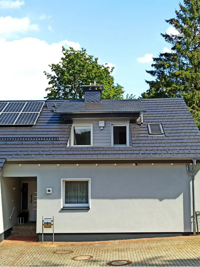Hauseingang und das Küchenfester der Terrassenwohnung im Erdgeschoss
