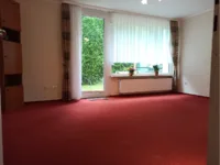 Das Helle Wohnzimmer mit Zugang zur kleinen Terrasse