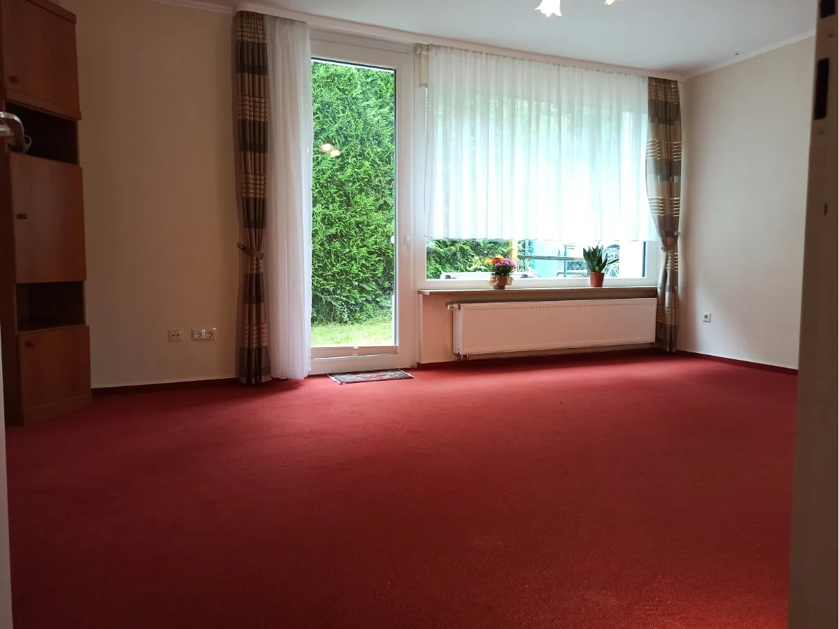Das Helle Wohnzimmer mit Zugang zur kleinen Terrasse