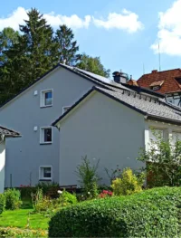 Seitenansicht Hauptgebäude und Garage