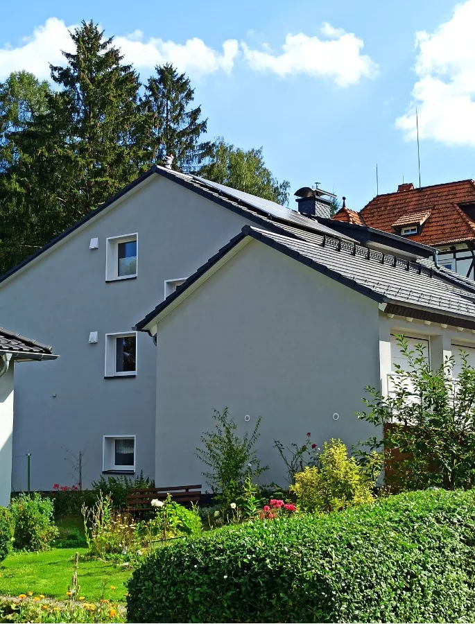 Seitenansicht Hauptgebäude und Garage