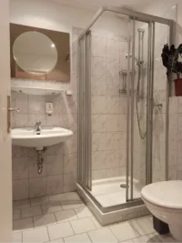 Das Bad mit Dusche
