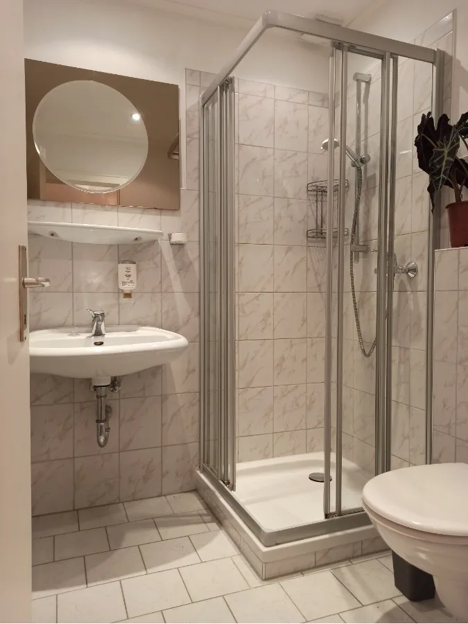 Das Bad mit Dusche