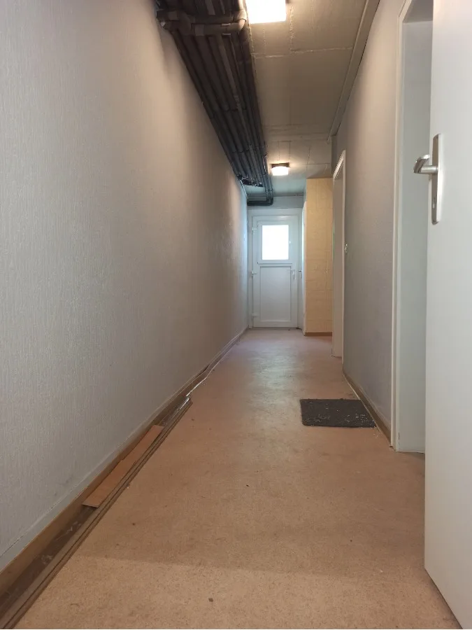 Der Kellerbereich-mit Waschmaschinenplatz und Ausgang in den Garten