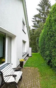 Die kleine gemütliche Terrasse mit Zugang zum Garten
