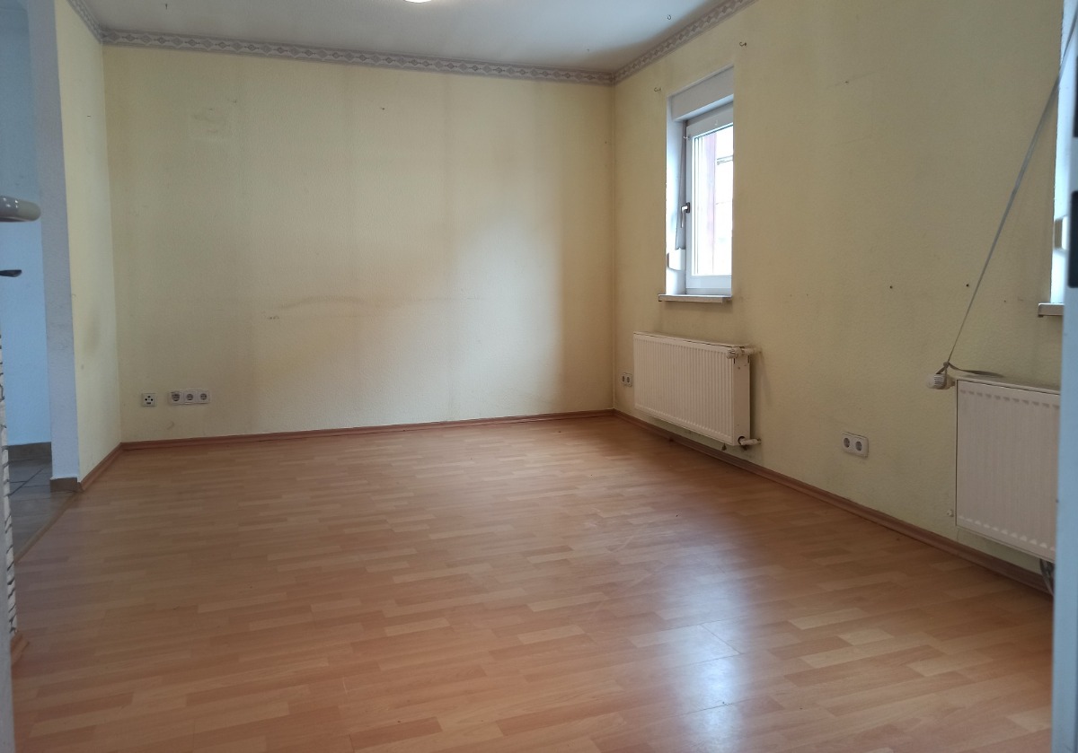 Das helle Wohnzimmer im Erdgeschoss