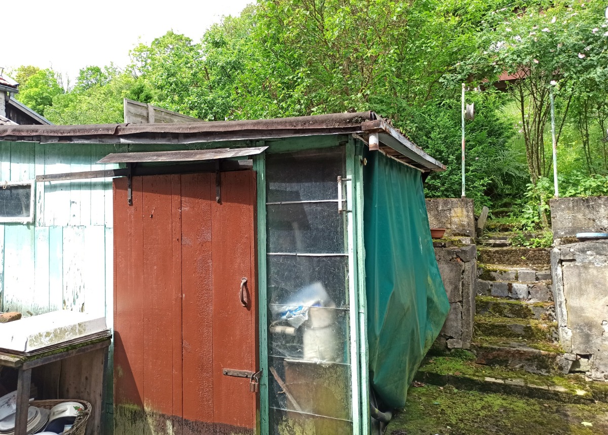 Der Schuppen auf dem Grundstück