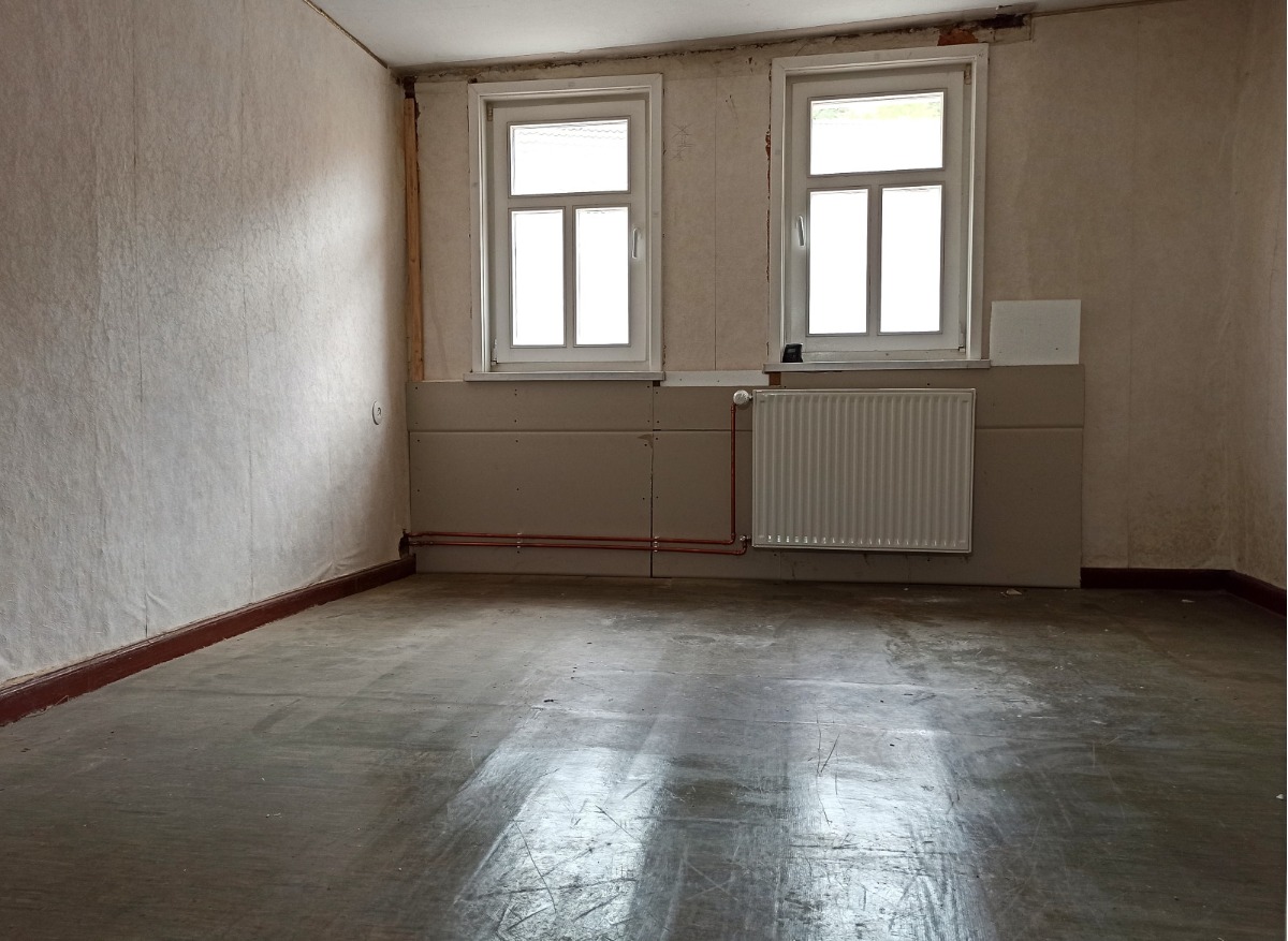 Zimmer im Obergeschoss, unter dem Linoleum, Dielenboden aus Massivholz