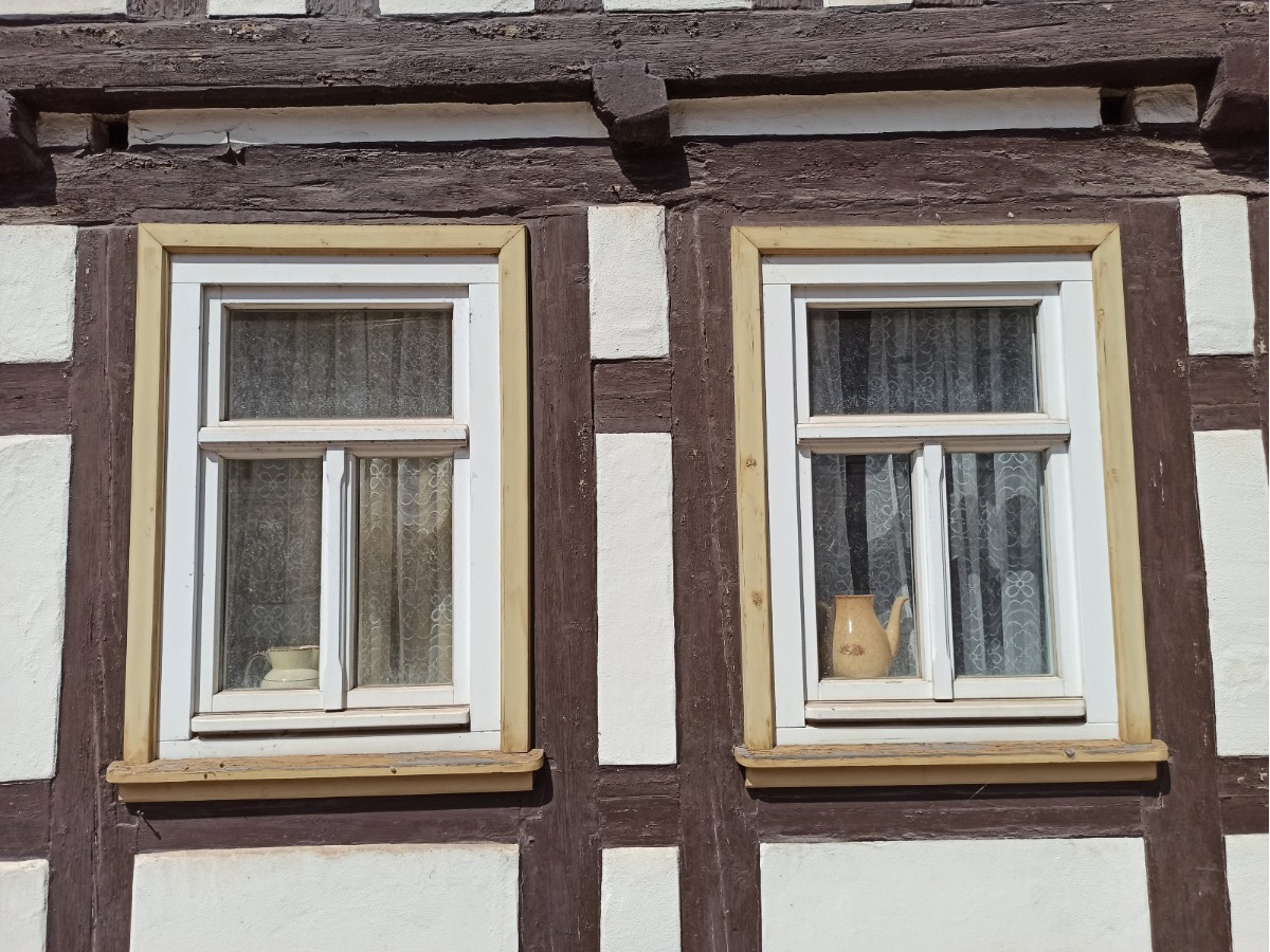 Ansicht Fachwerk mit Sprossenfenster aus Holz/ doppelt verglast
