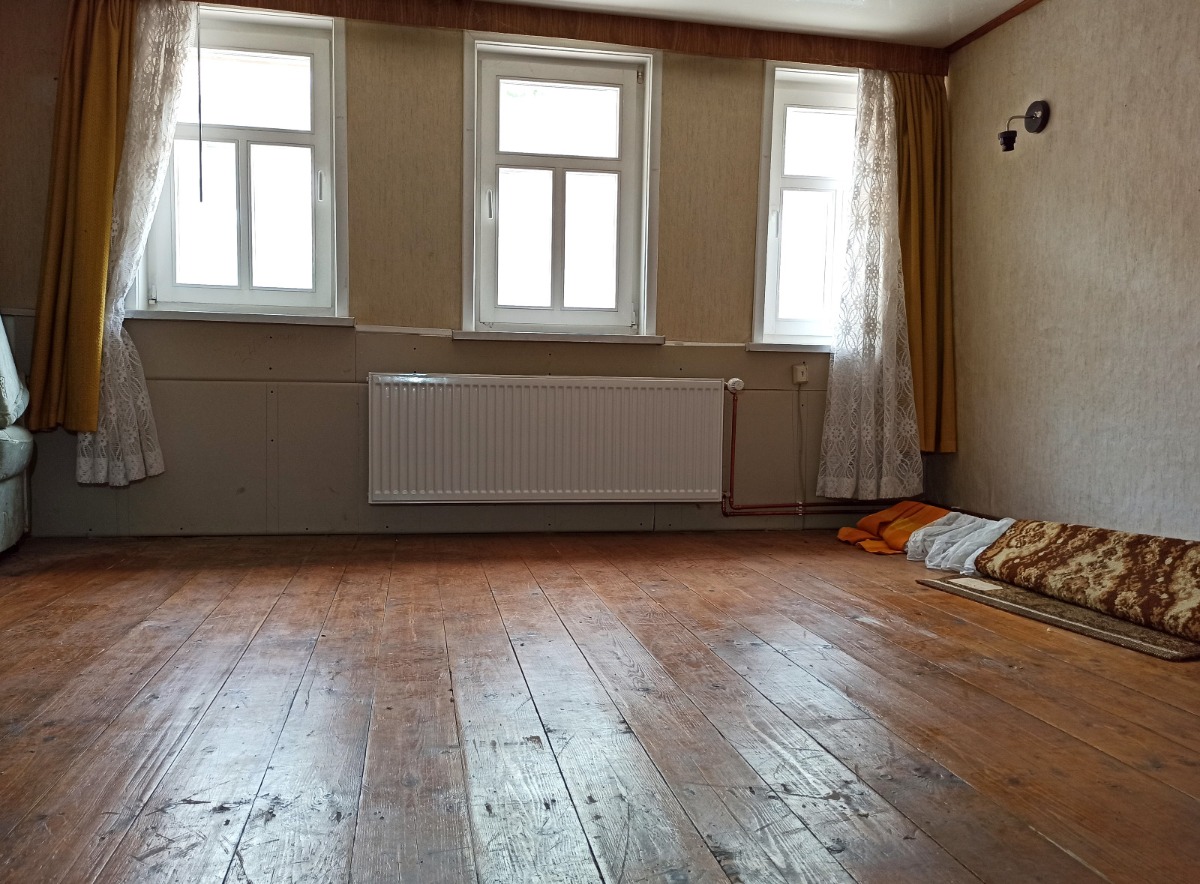Das helle Wohnzimmer im Obergeschoss mit Dielenboden aus Massivholz