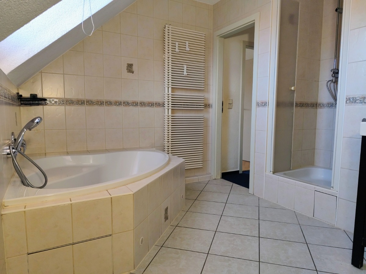 Das Bad mit Wanne und Dusche im Obergeschoss
