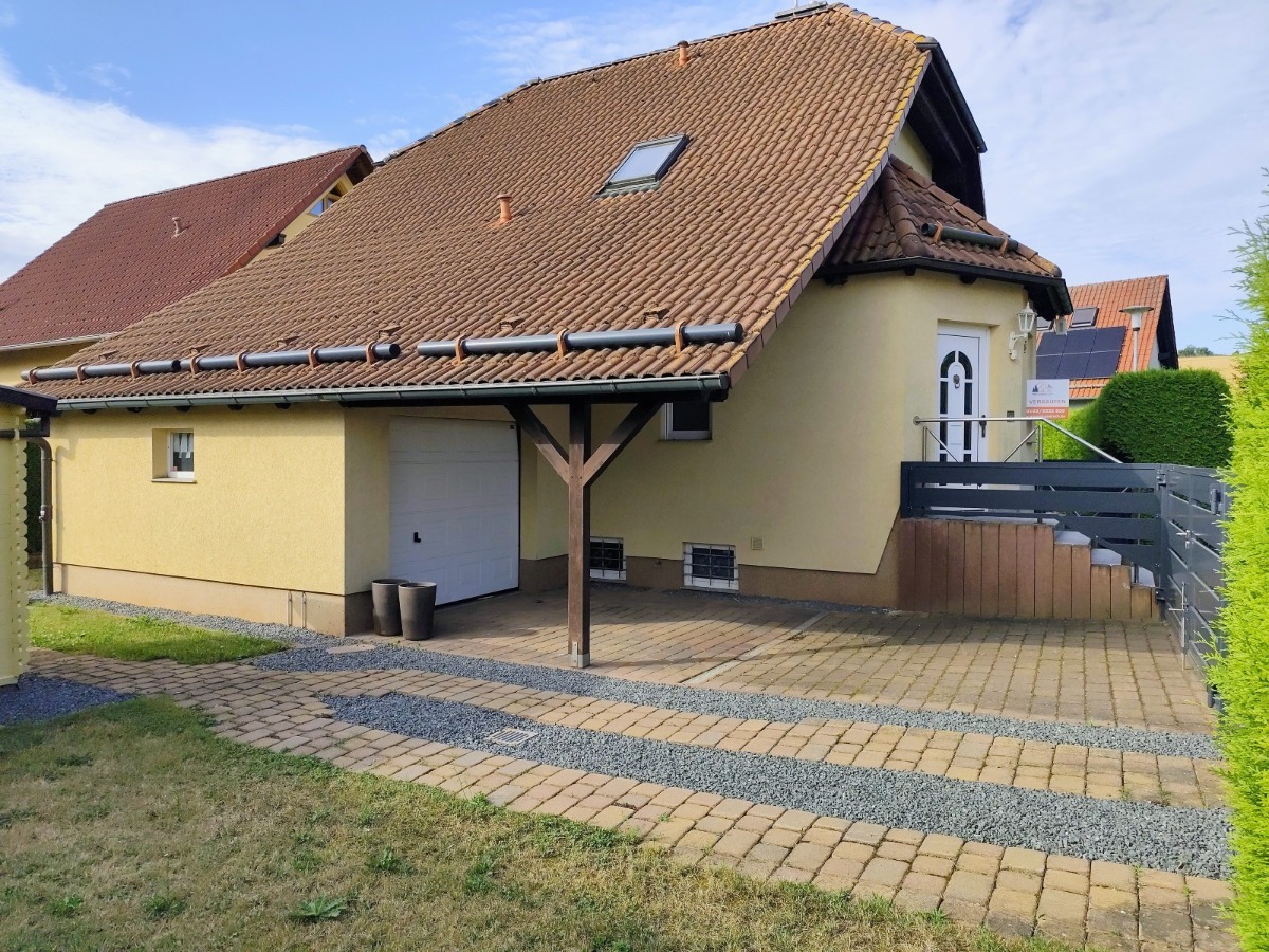 Seitenansicht mit Zufahrt zur Garage und Stellplatz (1)