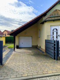 Die Zufahrt zur Garage mit Stellplatz