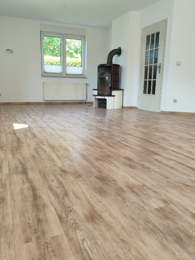 Das große helle Wohnzimmer mit Kaminofen