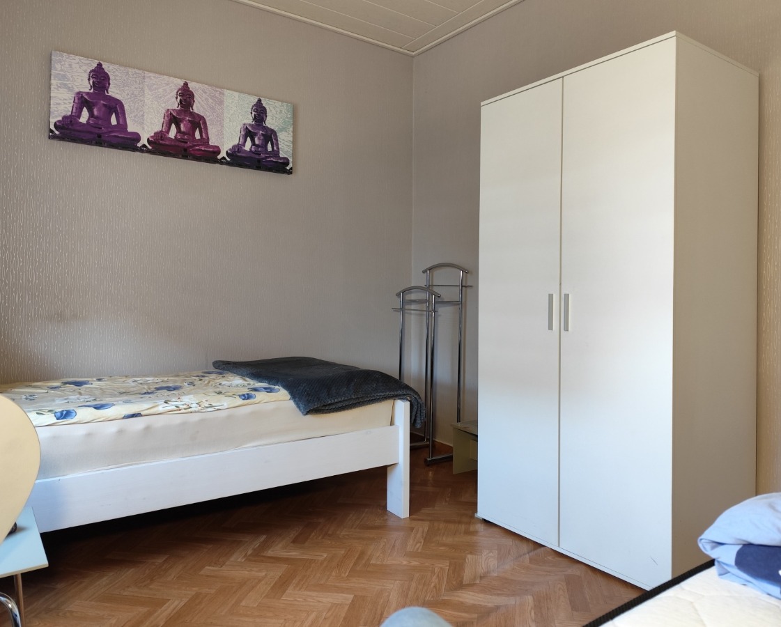 Kleiderschrank im Zweibettzimmer