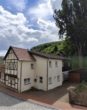 Seitliche Ansicht mit Eingangsbereich und Stellplätzen - Ferienidylle in Stolberg (Harz) Haus mit 4 Ferienwohnungen & vielseitigem Nutzungspotenzial