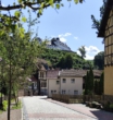 Blick zum Haus und oberhalb das Schloss Stolberg, aus dem 13. Jahrhundert - Ferienidylle im Harz, kernsaniertes Mehrfamilienhaus mit 4 Ferienwohnungen & barrierefreiem Erdge.