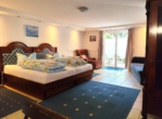 Das Wohnzimmer im Erdgeschoss mit Zugang zur Terrasse - Ferienidylle in Stolberg (Harz) Haus mit 4 Ferienwohnungen & vielseitigem Nutzungspotenzial