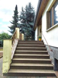 Die breite Eingangstreppe