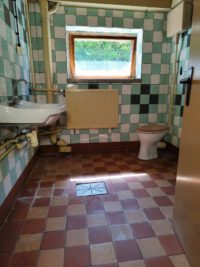 Die Toilette im Kellergeschoss