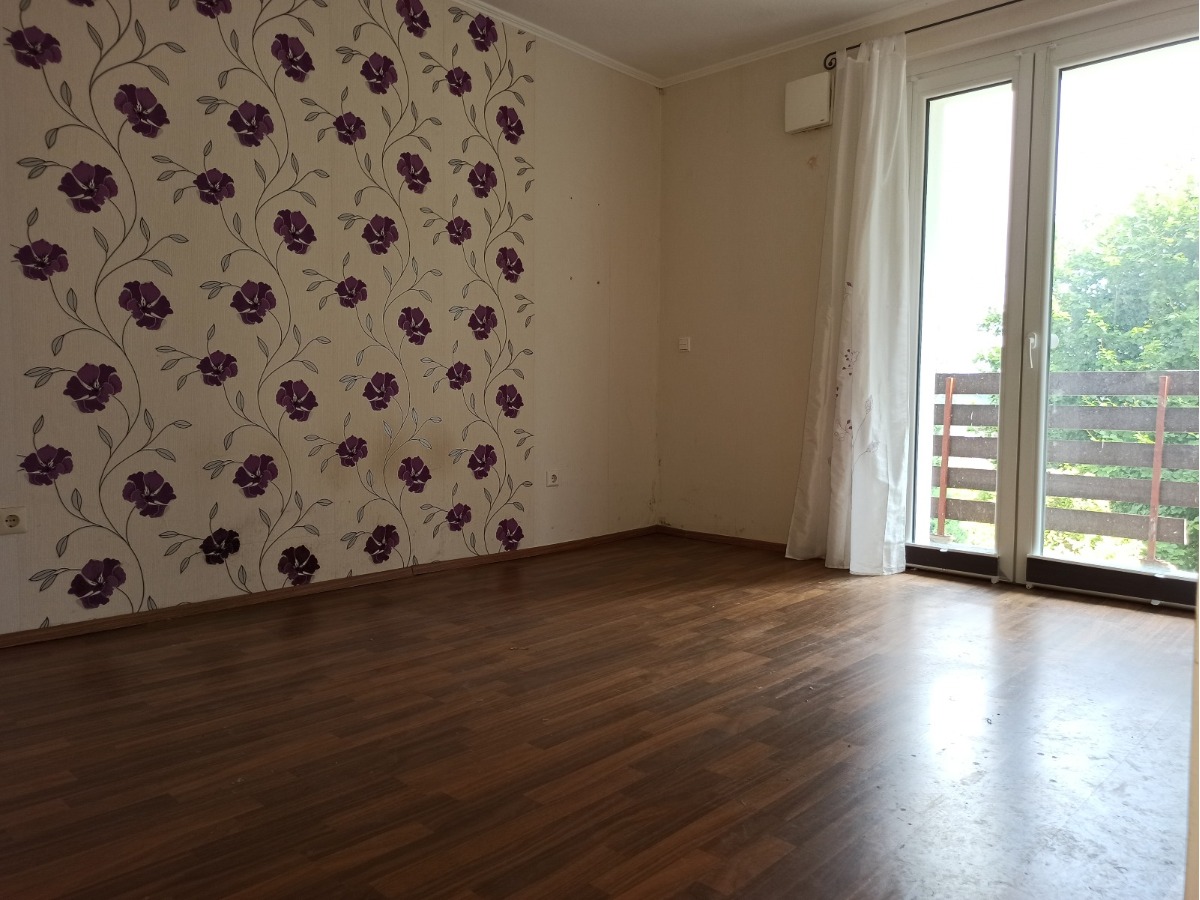 Das Schlafzimmer der 3-Raumwohnung, mit Zugang zum Balkon und Terrasse