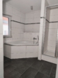 Das Bad mit Fenster Dusche und Eckbadewanne - Ihr Zuhause im Südharz – innen bereits modernisiert, außen Platz für Ihre Ideen