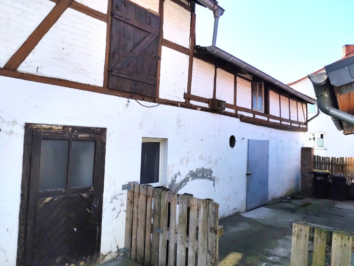 Das Nebengebäude Schuppen und Zugang zur Garage