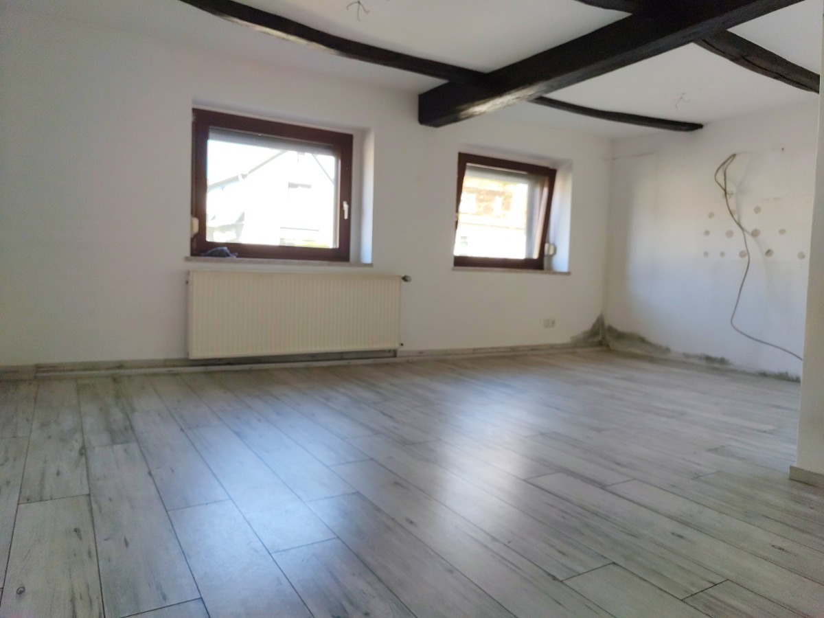 Die große Küche mit sichtbaren Deckenbalken