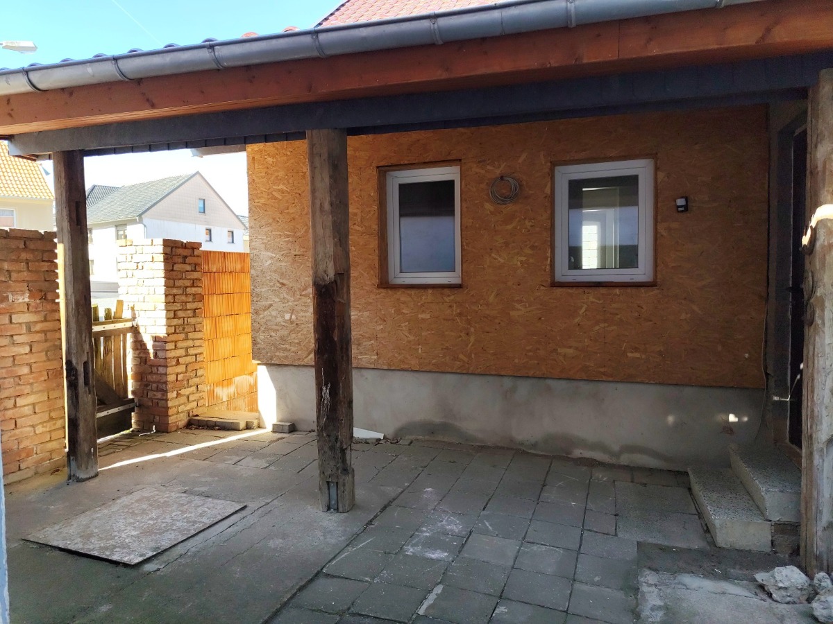 Blick auf die verkleidete Fassade auf dem Hof, gedämmt mit Homatherm