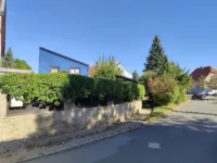 Außenansicht-Massive Grundstücksmauer mit natürlichem Sichtschutz