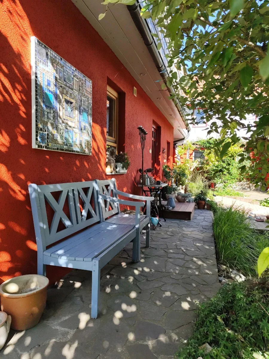 Ansicht vom Garten zum Wohnhaus mit gemütlichen Plätzen zum verweilen