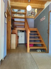 Holz-Treppe ins Obergeschoss