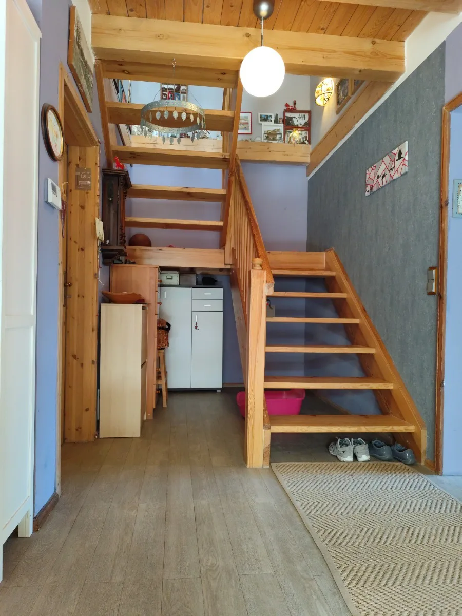 Holz-Treppe ins Obergeschoss