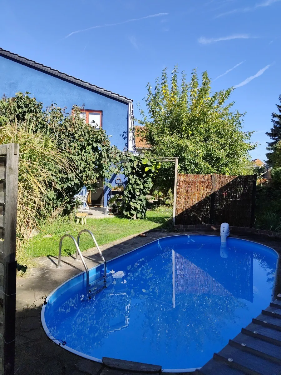 Ansicht Pool mit Gegenstromanlage und Beleuchtung
