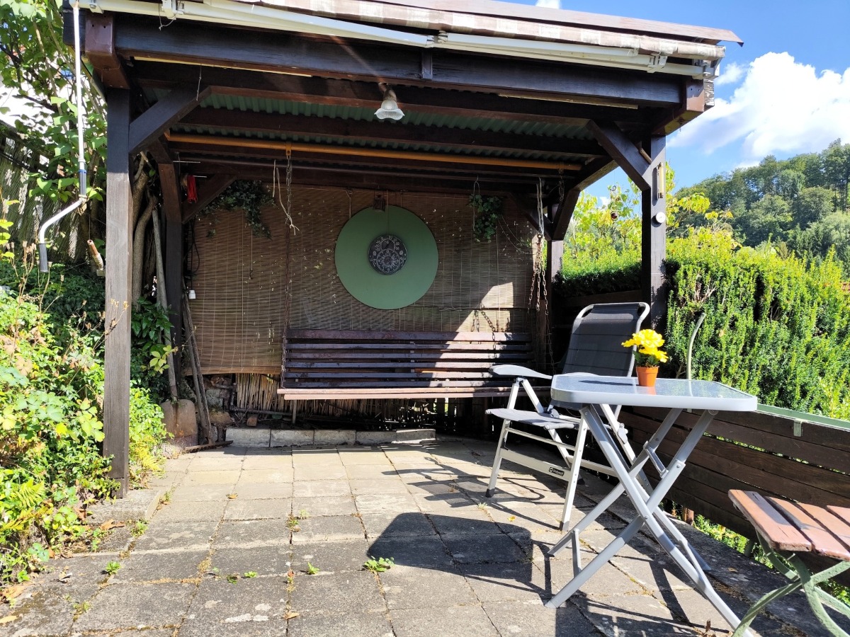 Die Terrasse mit Teilüberdachung