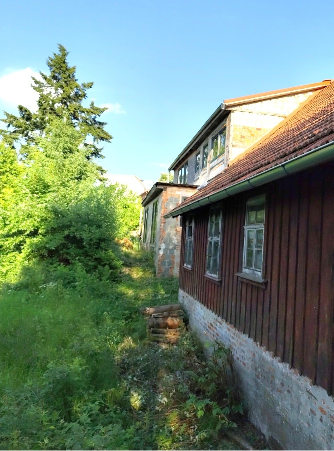 Rückseite-Ansicht von der Scheune zum Wohnhaus