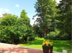 Aussicht von der Terrasse der 3-Raumwohnung im Erdgeschoss, in den schönen Garten - Großzügige 3-Zimmer-Terrassenwohnung mit Blick ins Grüne –barrierefrei & ruhig gelegen in Bad Sachsa