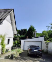Stellplatz und Garage und Zugang zum Grundstück