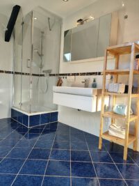 Das helle Bad mit Dusche im Obergeschoss