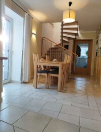 Esszimmer im Erdgeschoss mit Treppe zum Obergeschoss