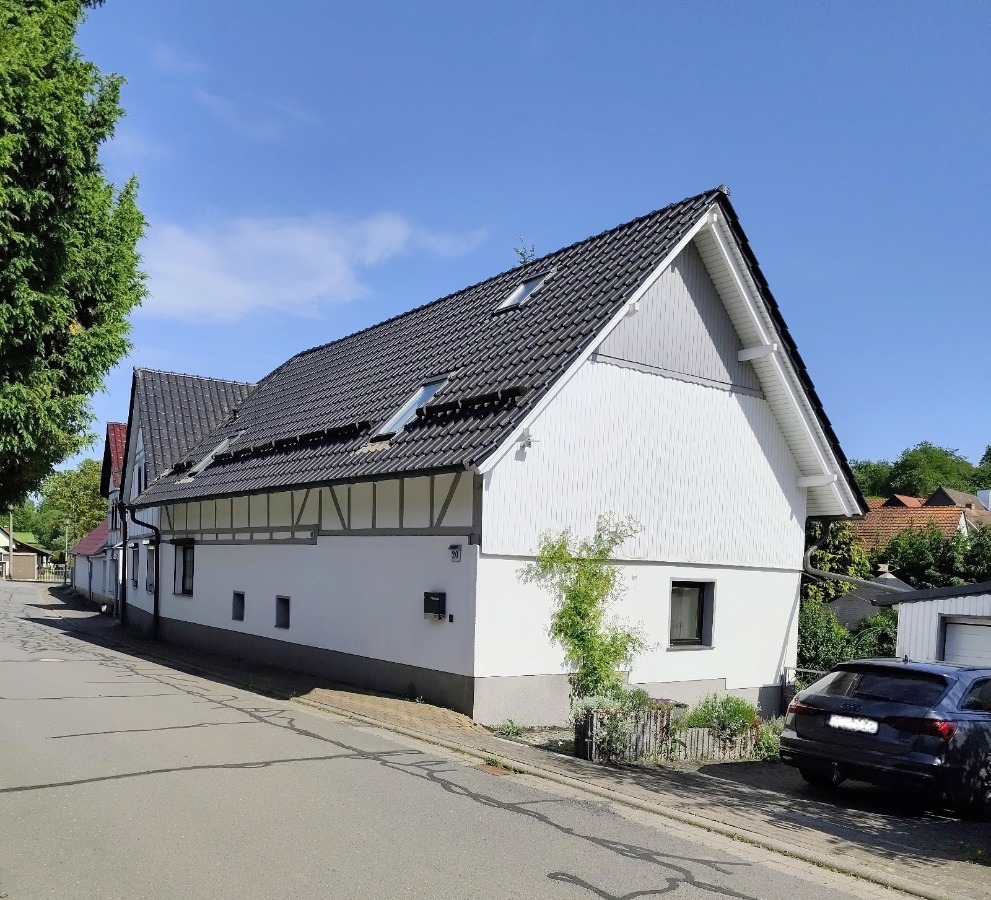 Hausansicht mit Garage