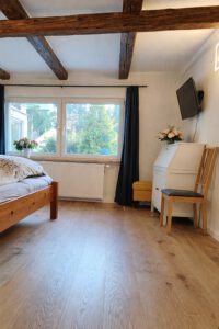 Das helle Schlafzimmer im Erdgeschoss